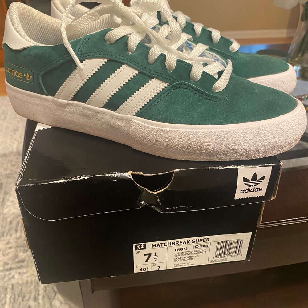 ADIDAS MATCHBREAK SUPER GREEN
7  1/2 US Mens (unisex)
Comes w original box! 📦